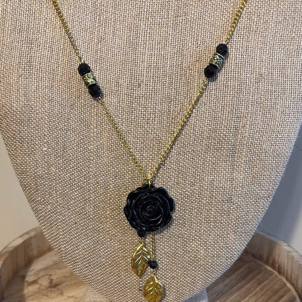 Elegant Black and Gold Floral Necklace